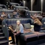 スイスの映画館のVIP席がすごい快適すぎて寝てしまいそうな環境