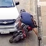 ひったくり犯のバイク乗りに体当たりをする車…感心する点が多過ぎて混乱する人が続出する