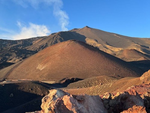 イタリアのエトナ火山が毎日のように噴煙のリングを吐きだしている