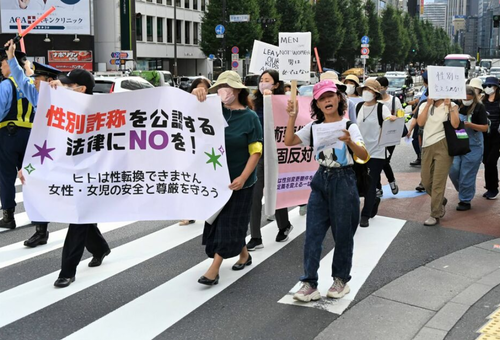 【LGBT】お気持ちで戸籍上の性別を変更できる社会にすべきか…女性団体が反対デモ「女性だけの女子トイレを返せ」