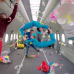 「気絶するメンバーも…」急降下する機内の無重力状態で撮影された伝説のミュージックビデオ