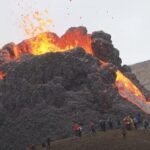 「アイスランドの火山観光がどうかしてるレベル」命知らずにしか思えない光景