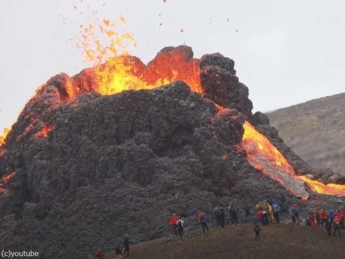 「アイスランドの火山観光がどうかしてるレベル」命知らずにしか思えない光景