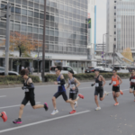 福岡国際マラソンの出場選手が大会運営車両にはねられて骨折　選手は骨折したままゴール