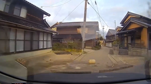 車で近所のおばあちゃんを助けて間一髪で津波から逃れるドラレコ映像