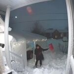 せっせと雪かきをしていた女性…次の瞬間に大きな「ため息」（動画）