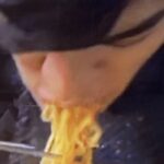 【韓国】マスゴミ「流行ってる辛ラーメンの美味しい食べ方はこれ！」←汚すぎると話題に