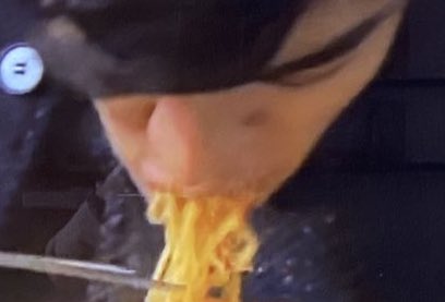 【韓国】マスゴミ「流行ってる辛ラーメンの美味しい食べ方はこれ！」←汚すぎると話題に