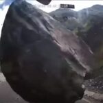 ペルーの落石事故が恐ろしすぎる…巨岩が目の前のトラックに直撃する