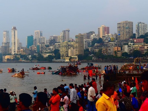 「世界で最も格差を感じる景色だ…」インド・ムンバイの住宅地