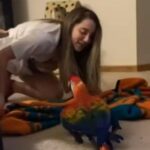 少女が消え去る手品を披露したら…インコが奇声を上げて驚く