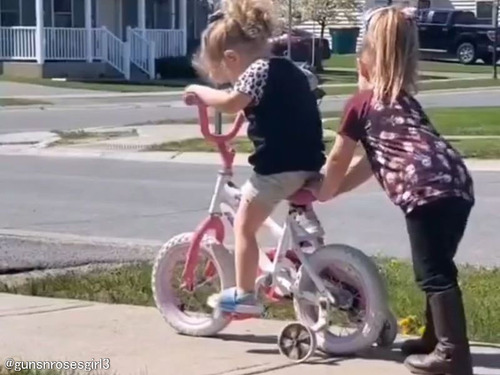 「このお姉ちゃんは世界一優しいかも…」妹の自転車練習に付き合ってあげる様子